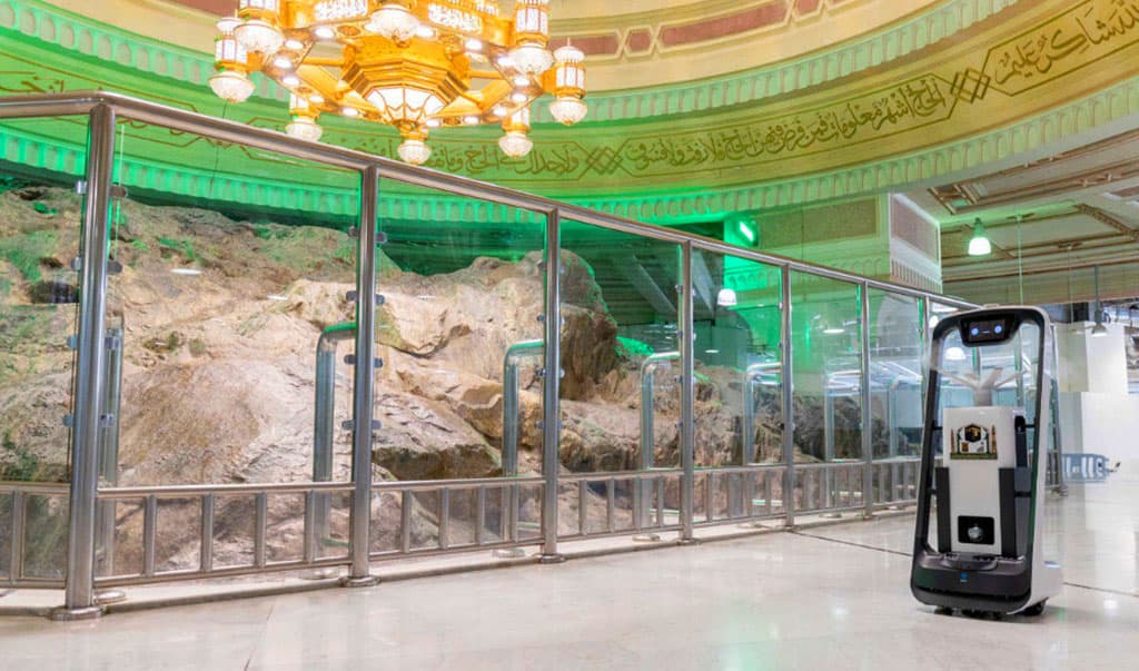 roboty-pomogayut-obespechivat-chistotu-bolshoj-mecheti-v-mekke