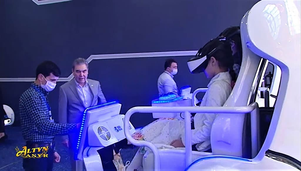 gurbanguly-berdymuhamedov-v-vyhodnoj-otpravilsya-s-vnuchkami-v-razvlekatelnyj-centr