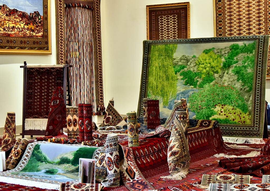 mat-turkmenskogo-lidera-udostoena-zvaniya-zasluzhennaya-kovrovshchica-turkmenistana