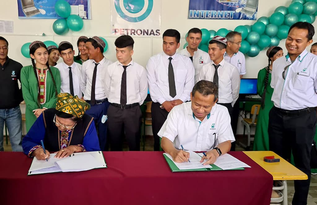 poselkovaya-shkola-poluchila-kompyutery-ot-petronas