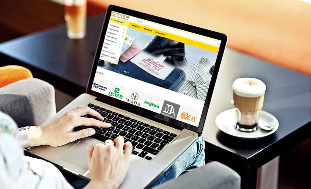 pokupki-sidya-na-divane-turkmenskaya-platforma-predlagaet-luchshij-tekstil2