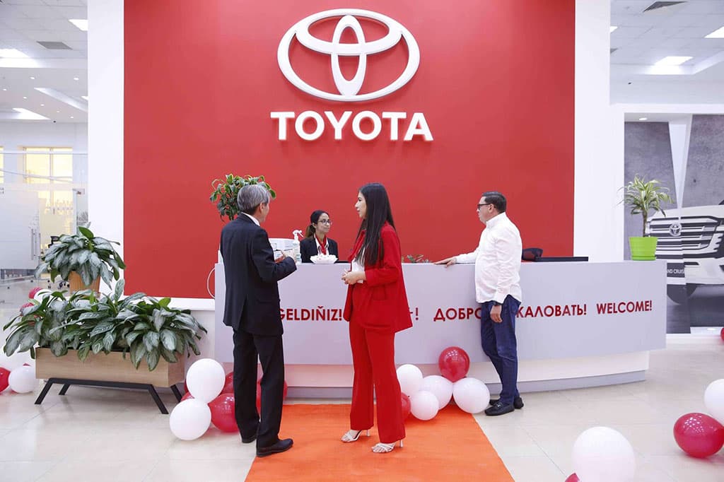 priklyuchenie-yaponskoj-tojoty-v-ashhabade-pervyj-gibrid-vyhodit-na-turkmenskie-dorogi