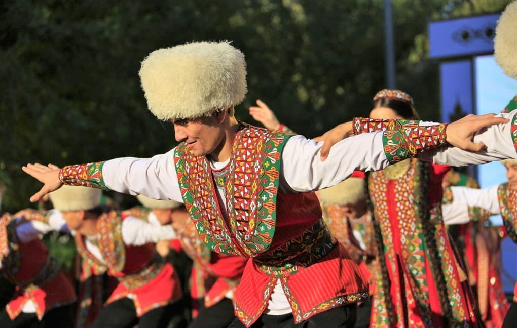 serdar-berdymuhamedov-my-s-uvazheniem-otnosimsya-k-blagorodnomu-trudu-tvorcheskih-rabotnikov