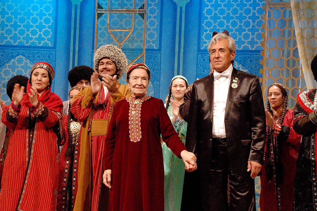 vyshla-kniga-o-legende-turkmenskoj-opery-mae-kulievoj