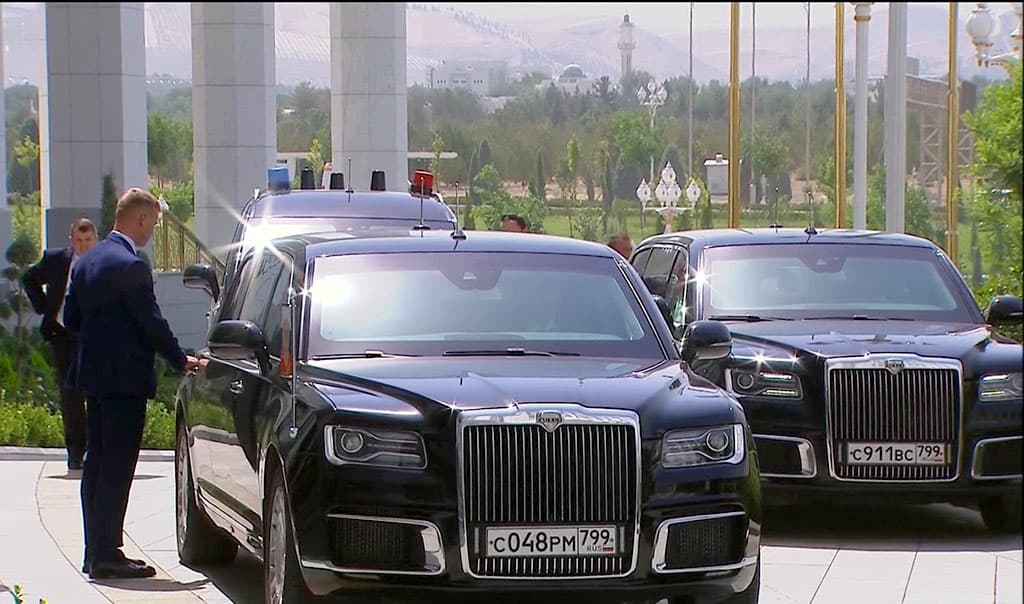 pochemu-vladimir-putin-peredvigalsya-v-ashhabade-na-chernom-avtomobile-aurus