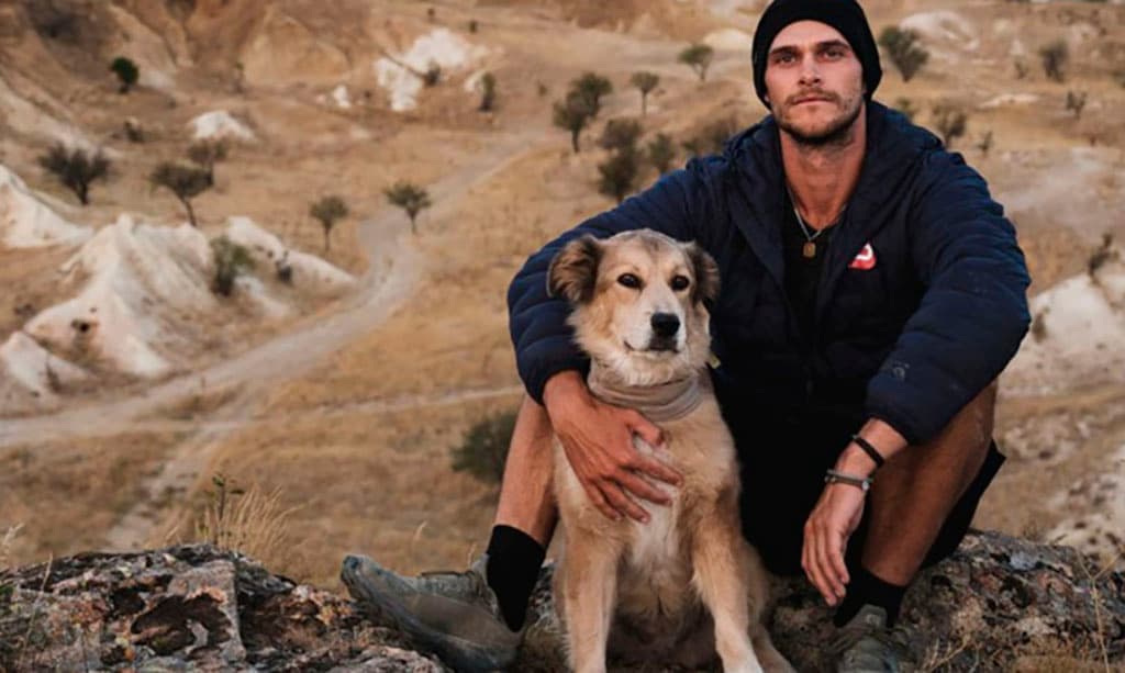 neveroyatnoe-puteshestvie-k-sebe-istoriya-cheloveka-sovershivshego-peshuyu-krugosvetku-s-sobakoj