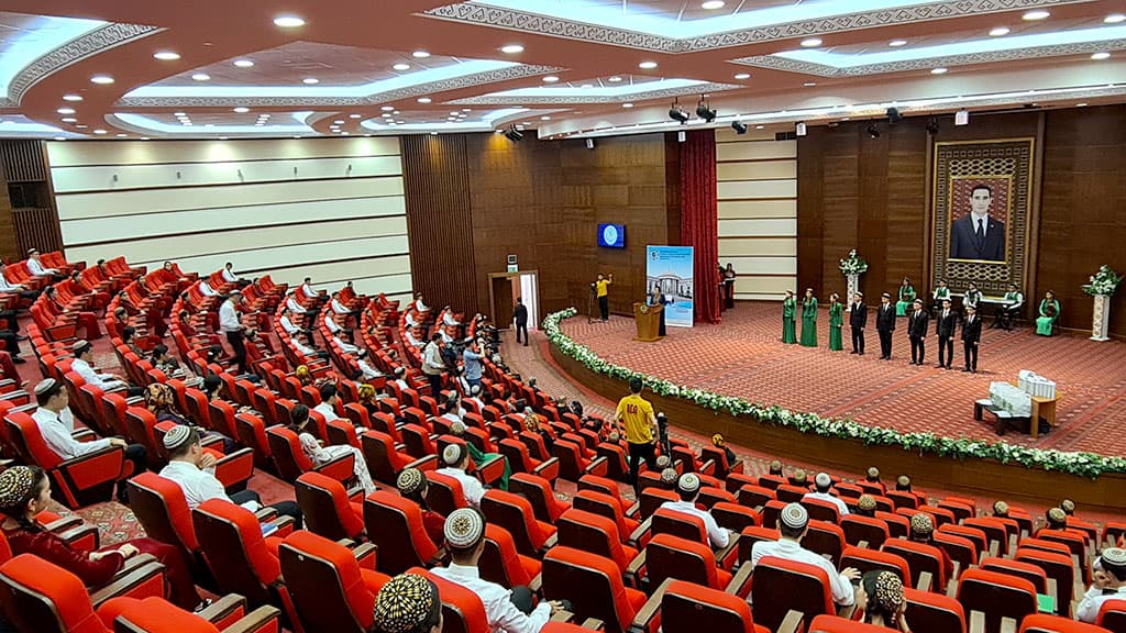 shkola-diplomatii-kak-shkola-zhizni-sredi-yunyh-vestnikov-mira-proigravshih-net