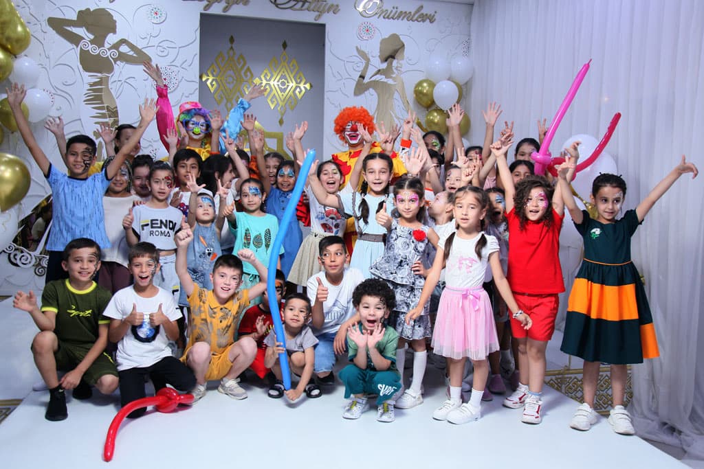 malenkie-i-stilnye-modnye-trendy-detskoj-odezhdy-ot-turkmenskih-dizajnerov