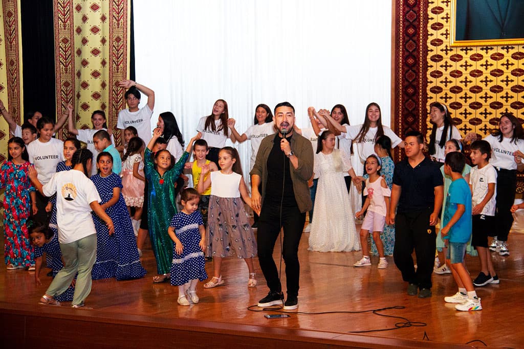 v-ashhabade-otprazdnovali-den-molodezhi-inklyuzivnym-koncertom