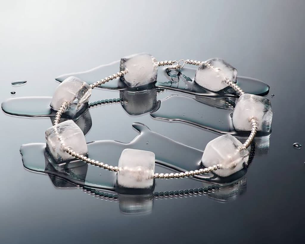 dizajnery-sozdali-ledyanoe-ozherele-kotoroe-taet-za-30-minut