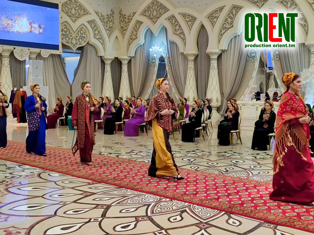 shelk-serebro-i-samocvety-v-carskoj-svite-final-ashhabadskoj-nedeli-mody