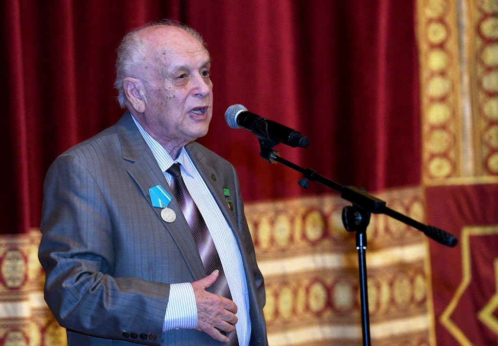 putin-awarded-head-turkmen-childrens-violin-ensemble-pushkin-medal