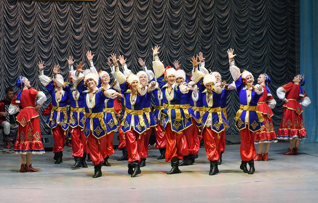 ural-na-ura-rossijskij-ansambl-tanca-na-turkmenskoj-scene