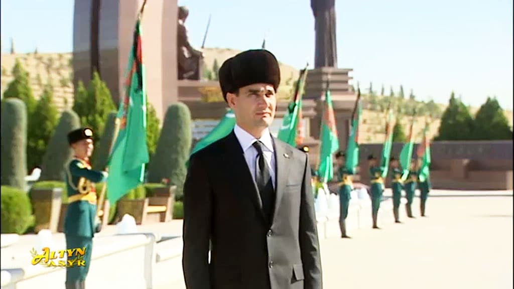Serdar Berdimuhamedow “Halk hakydasy” ýadygärlikler toplumyna gül desselerini goýdy