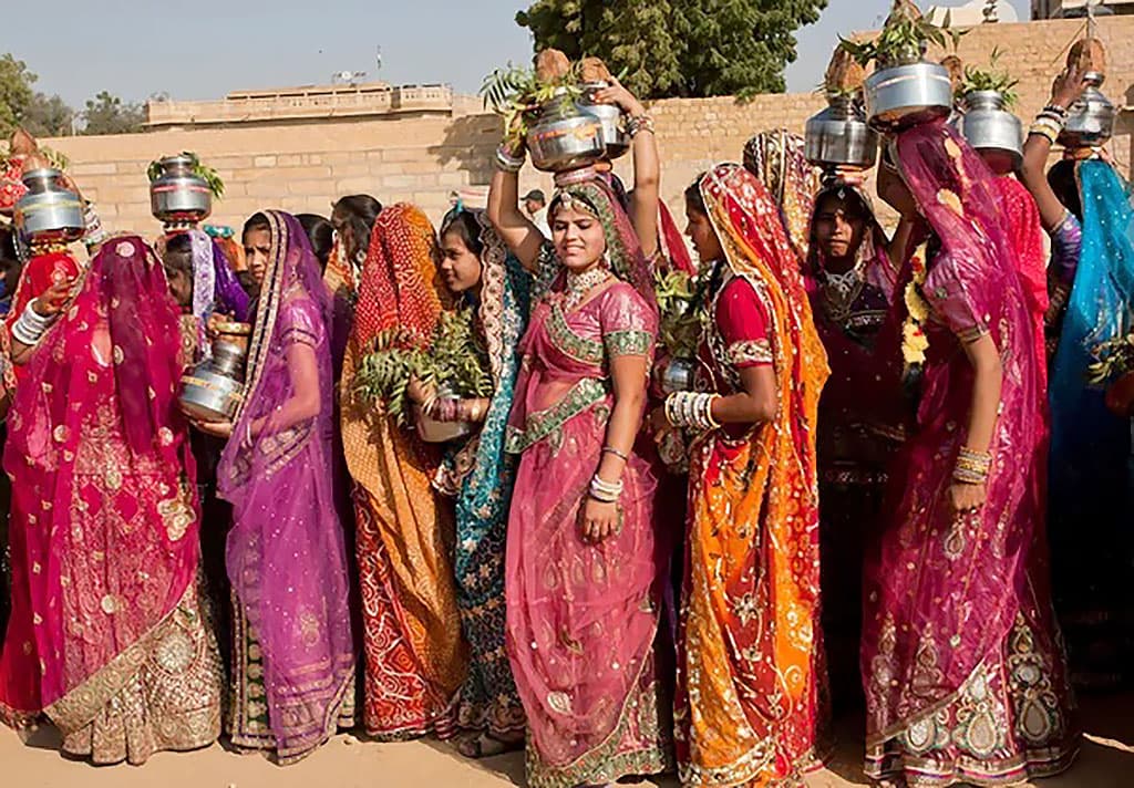 v-zagadochnuyu-atmosferu-indii-pereneset-konkurs-indijskogo-sari-v-ashhabade