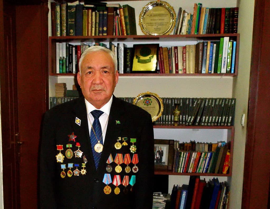 o-cheloveke-kotoryj-dvazhdy-podumaet-i-nepremenno-ulybnetsya-prezhde-chem-nichego-ne-skazat