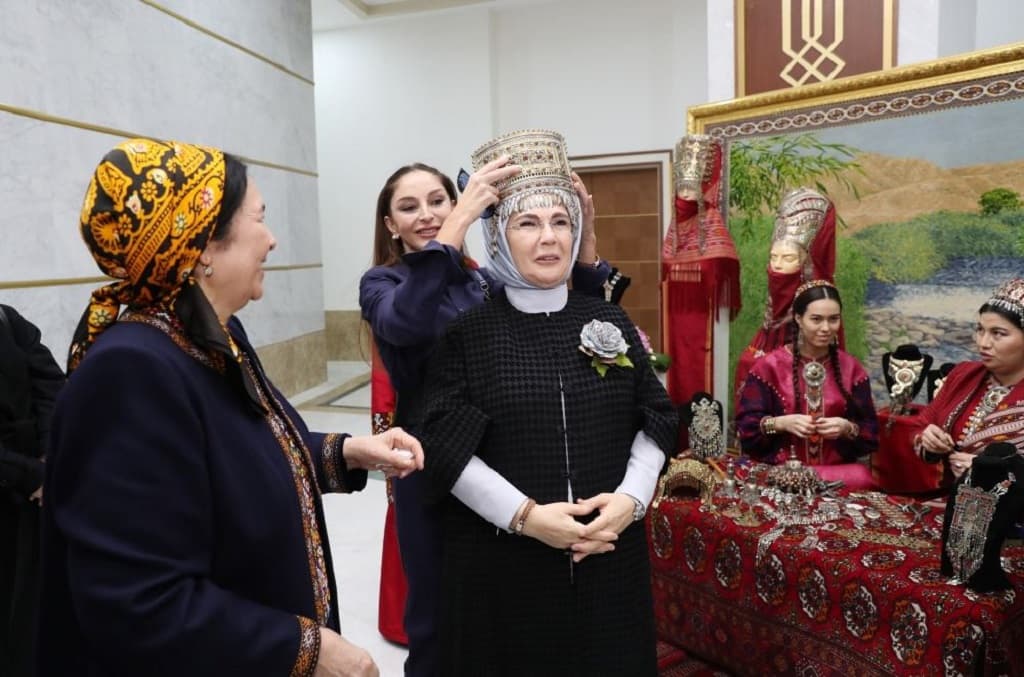 pervye-ledi-turcii-i-azerbajdzhana-posetili-vystavku-turkmenskih-hudozhestvennyh-remesel
