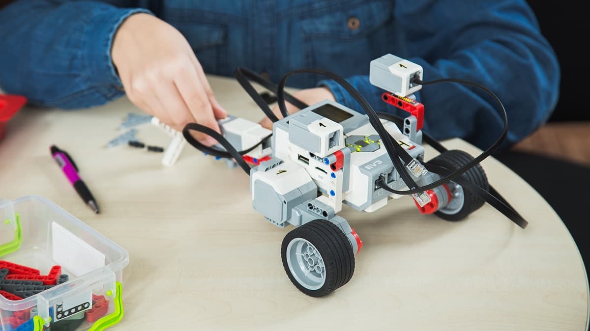 Türkmenistanyň milli ýygyndysy Bakuda robot tehnikasy boýunça geçirilen ýaryşda kümüş medal gazandy