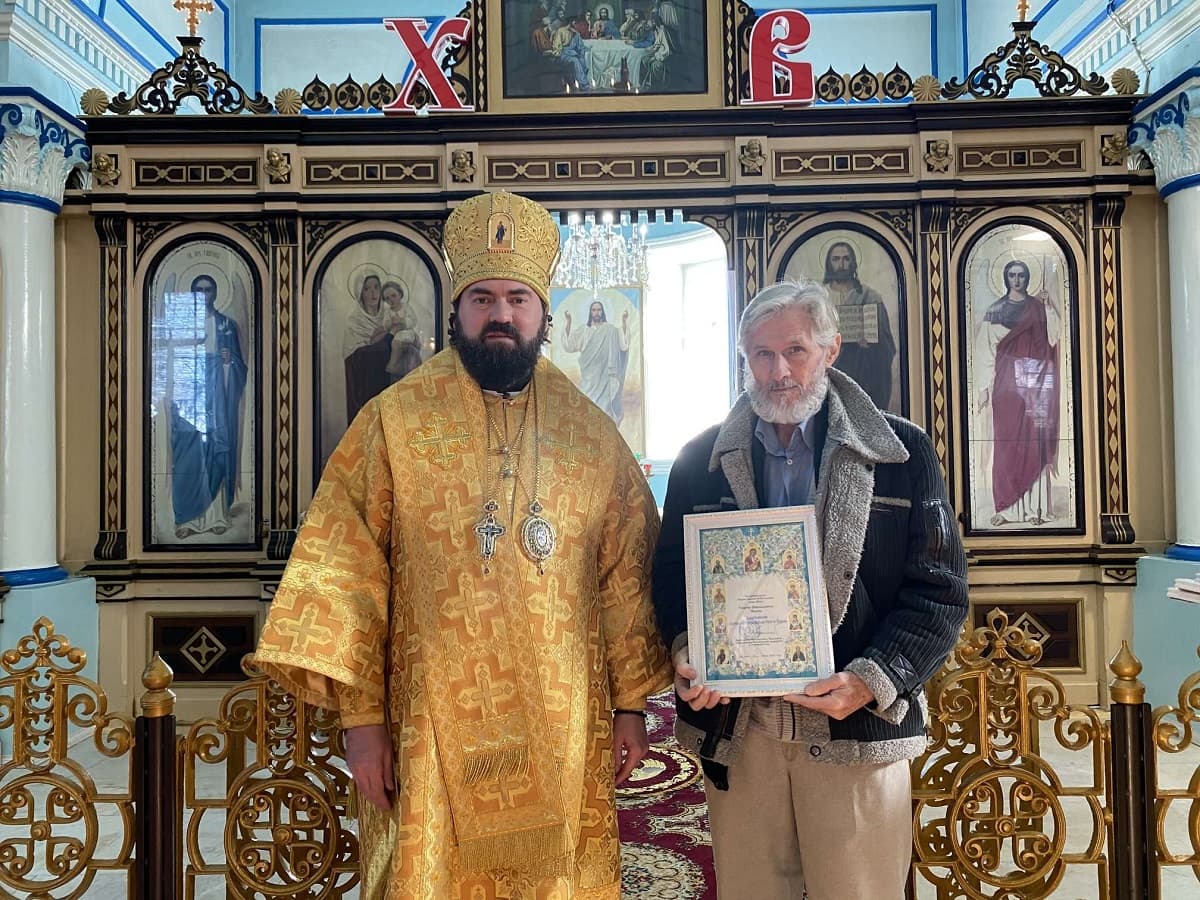 vizit-arhiepiskopa-feofilakta-nagradil-volonterov-osvyatil-klassy-provel-sobranie