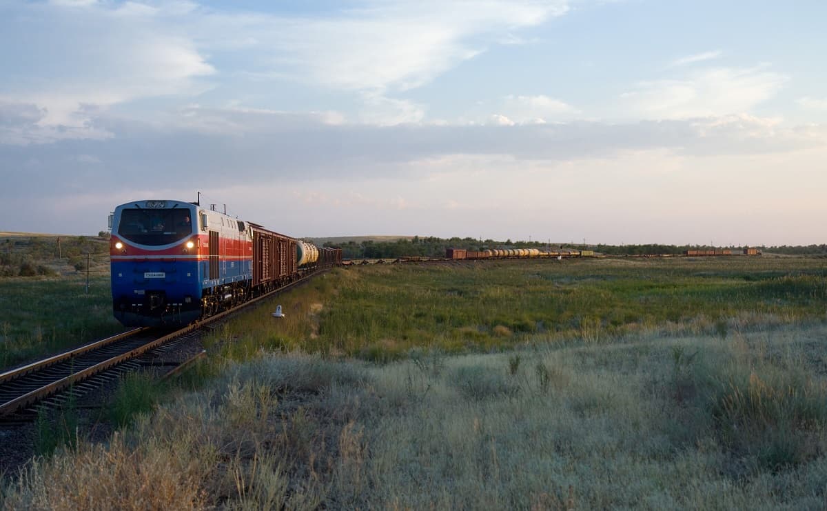 po-zheleznoj-doroge-kazahstan-turkmenistan-iran-zapushcheny-perevozki-iz-indii-v-almaty