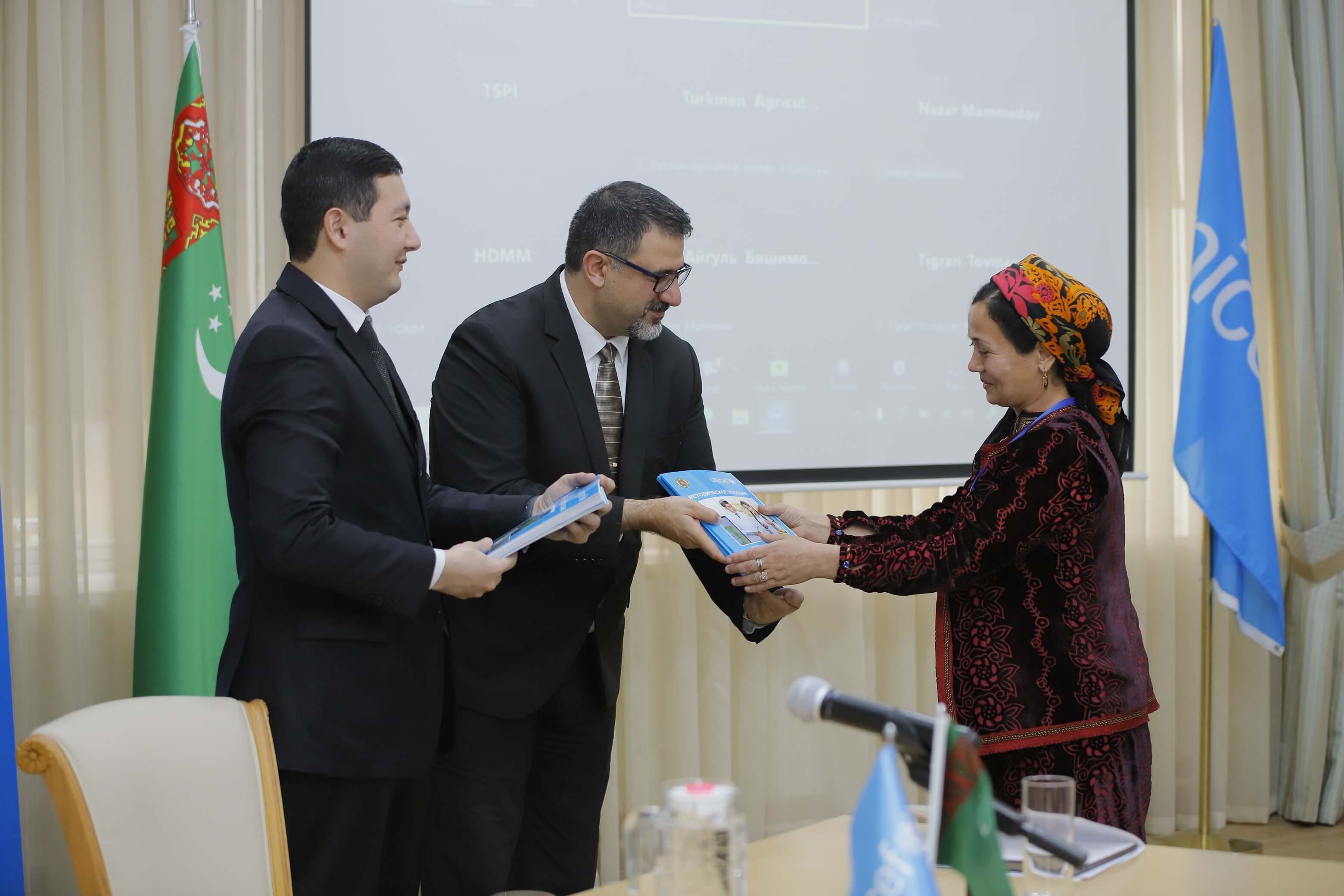 v-turkmenistane-sozdali-pervye-v-ca-rukovodstva-po-adaptacii-k-izmeneniyu-klimata-dlya-uchitelej