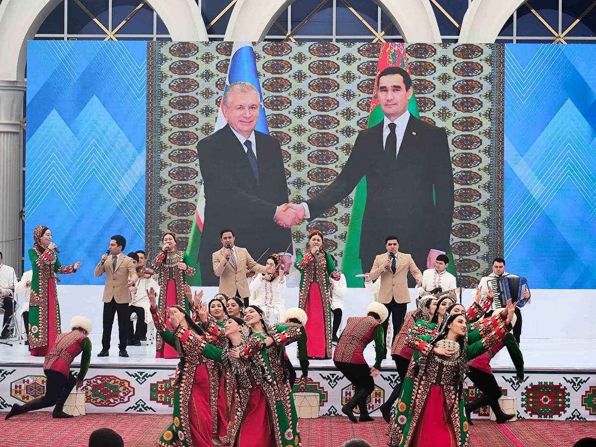 v-ashhabade-otprazdnovali-30-letie-dipotnoshenij-turkmenistana-i-uzbekistana-foto-i-video