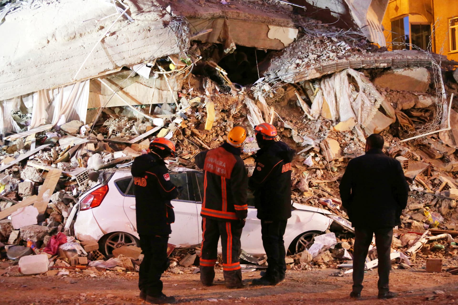 predstaviteli-smi-smogut-rabotat-v-postradavshih-ot-zemletryaseniya-rajonah-turcii-bez-vizy