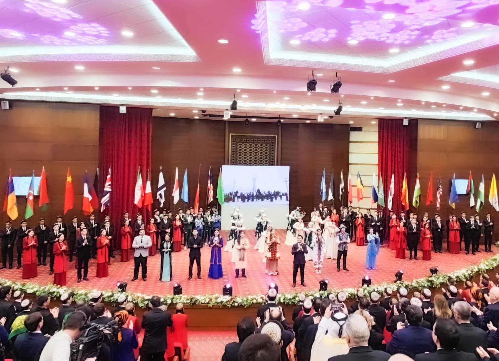 turkmen-diplomatiyasy-barada-graffiti