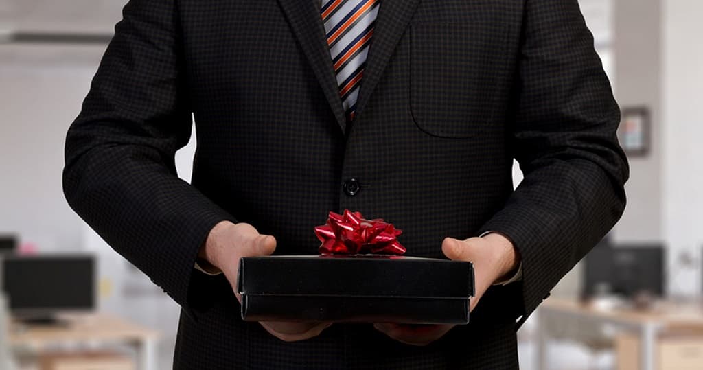 dorog-ne-podarok-chto-zhe-vse-taki-ne-sleduet-darit-muzhchinam-opros-ot-orient