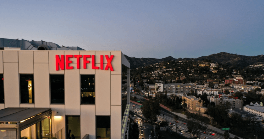 Netflix снижает цены на подписки из-за падения акций