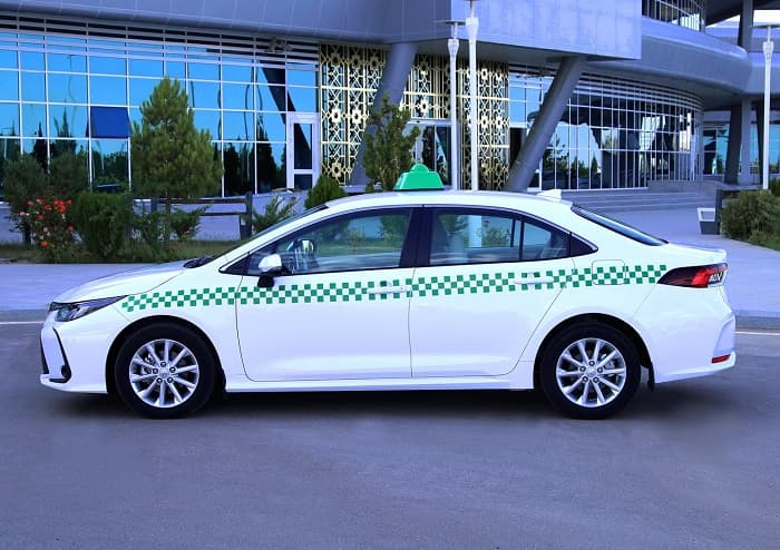 Täze Toyota Corolla kysymly  awtoulaglar Ahalyň taksi parkynyň üstüni ýetirdi