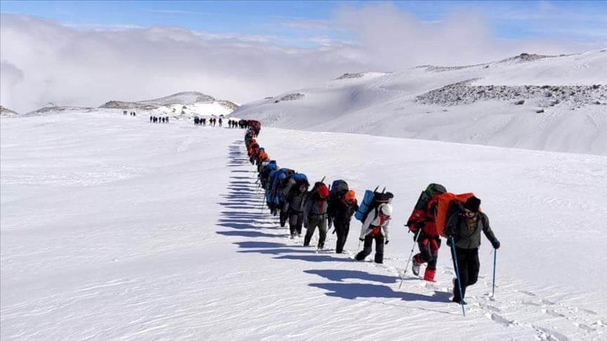 Türk alpinistleri ýer titremäniň pidalarynyň hatyrasyna iň beýik daga çykarlar