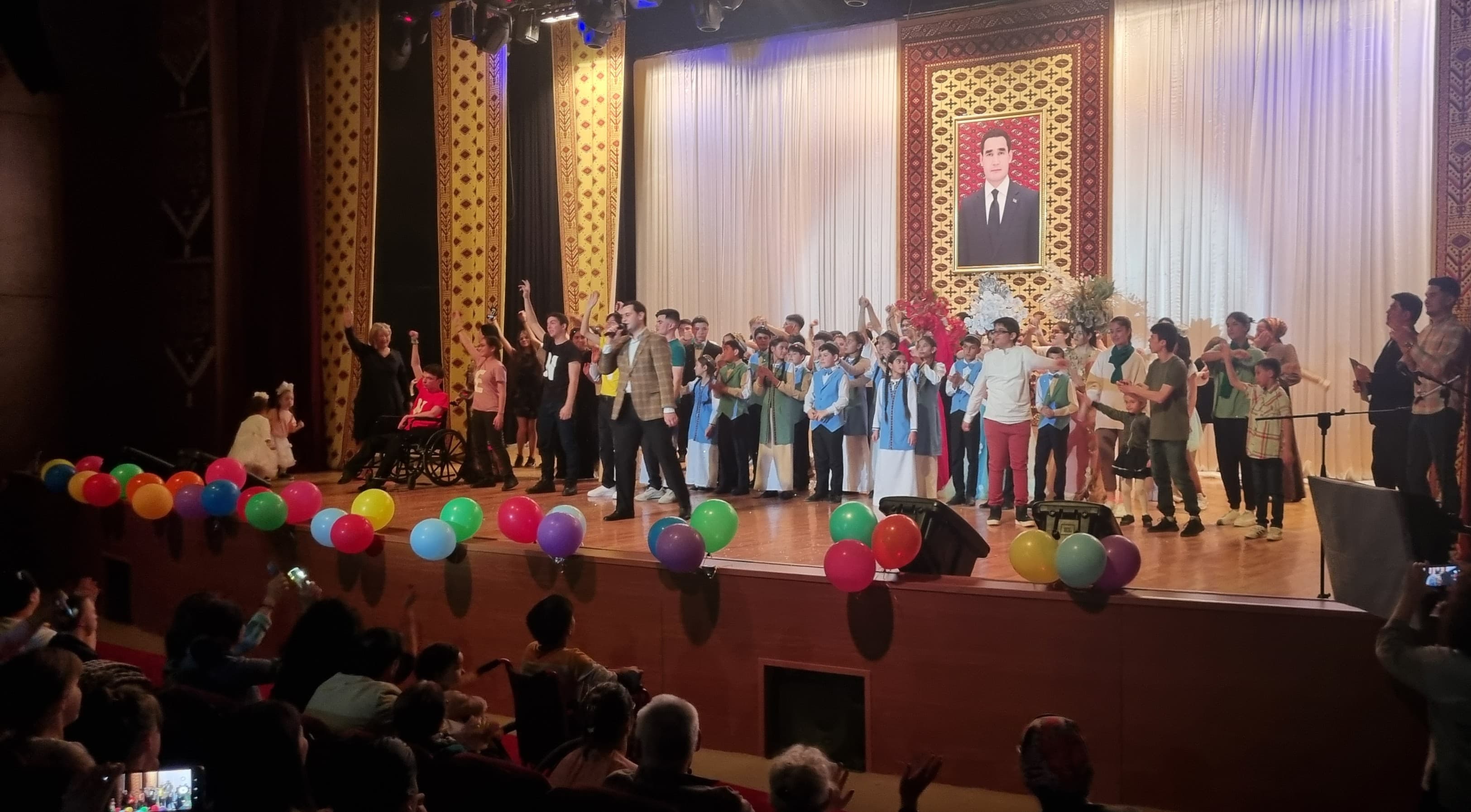Inklýuziw bahar: Aşgabatda «Ýeňme» jemgyýetçilik guramasynyň baýramçylyk çykyşy
