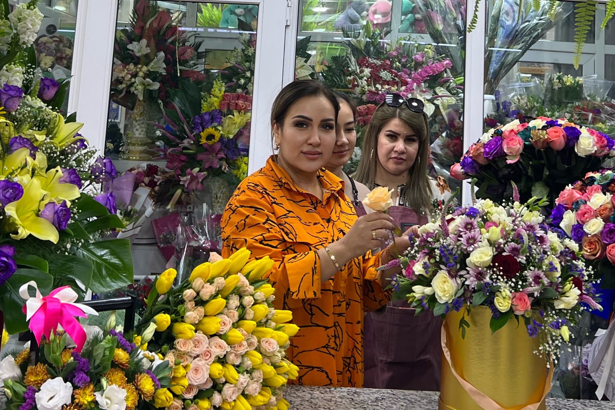 million-roz-i-krasivye-naryady-ot-turkmenskoj-korolevy-cvetov-guldzhahan