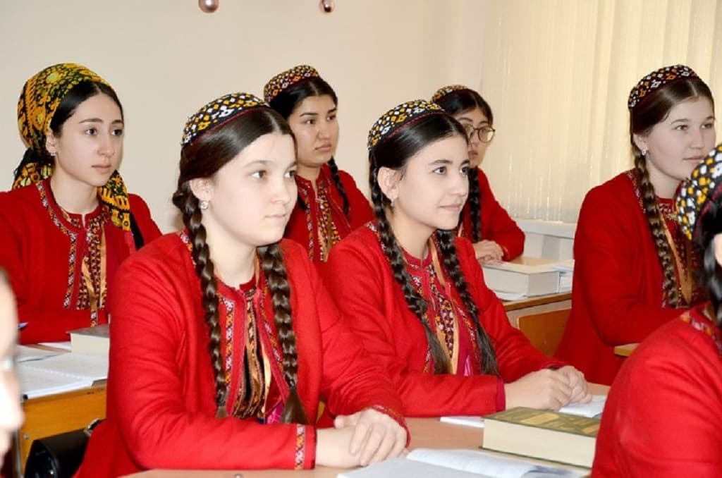 kak-zhivut-studentki-gelinki-materi-i-otlichnicy