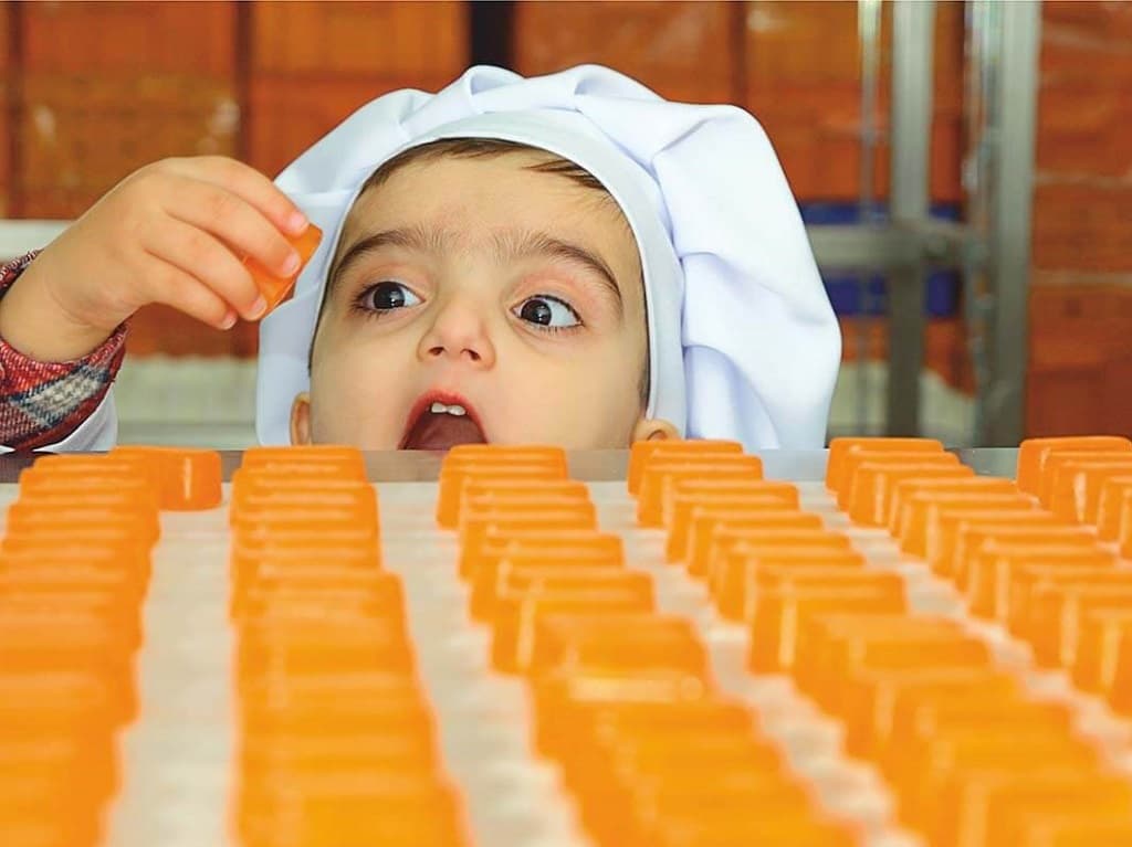 «HASAR» konditer fabrigi gezelenje çagyrýar