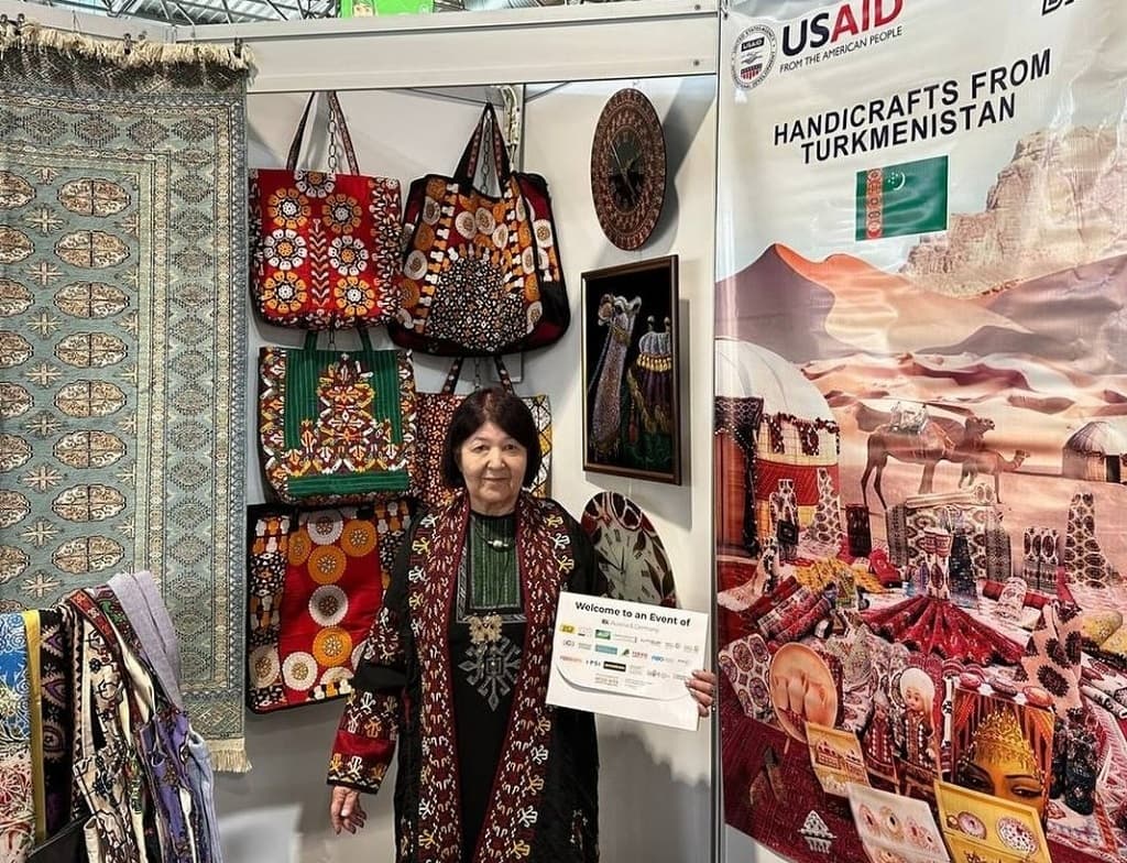 turkmen-artisan-takes-part-wohnen-interieur-exhibition-vienna