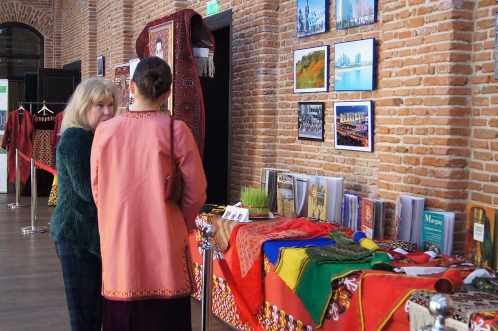 v-buhareste-otmetili-novruz-vystavkoj-novyj-den-novaya-zhizn