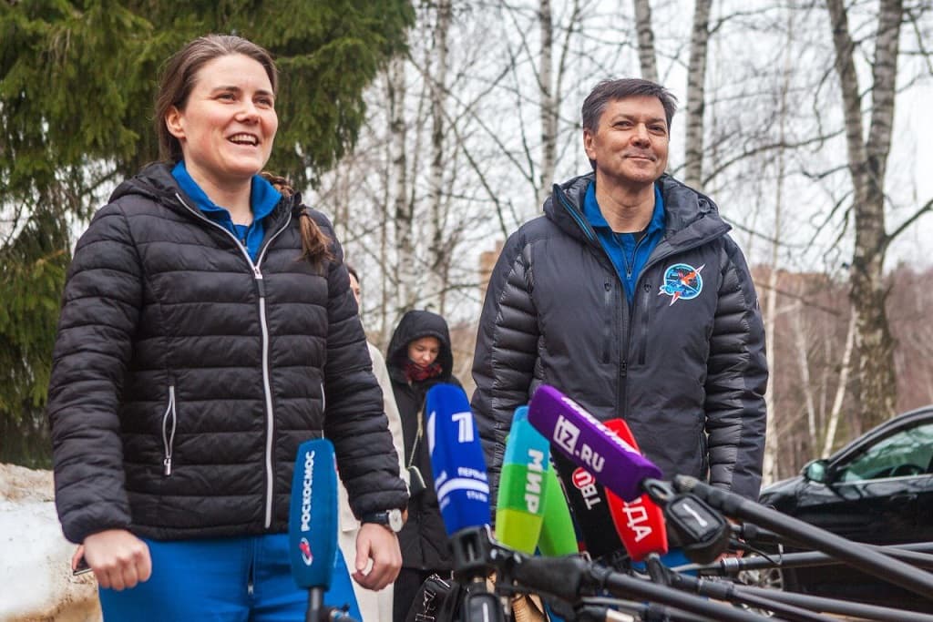 oleg-kononenko-met-anna-kikina-who-returned-iss