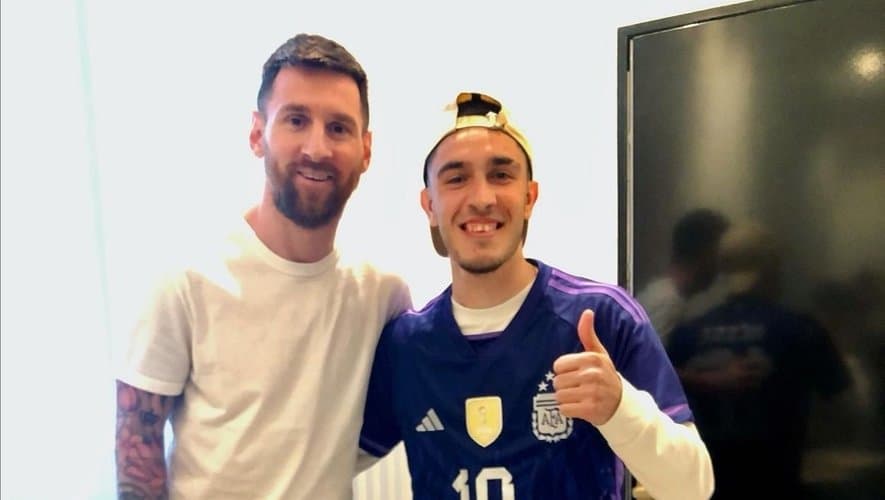 messi-invited-fan-who-stood-outside-his-house-10-hours