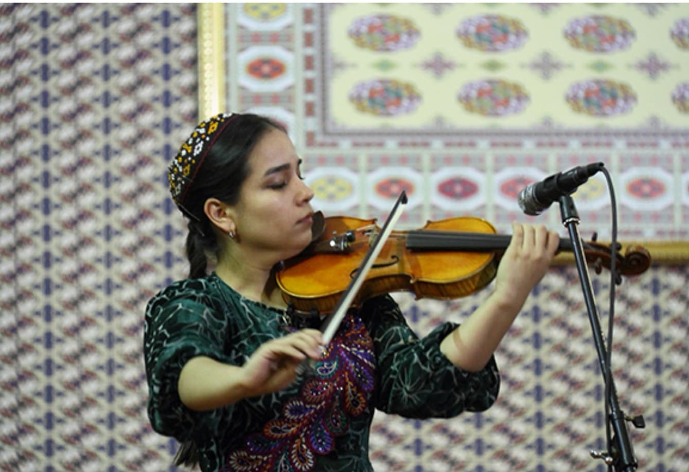 pobeda-turkmenskoj-skripachki-na-mezhdunarodnom-muzykalnom-konkurse-v-londone
