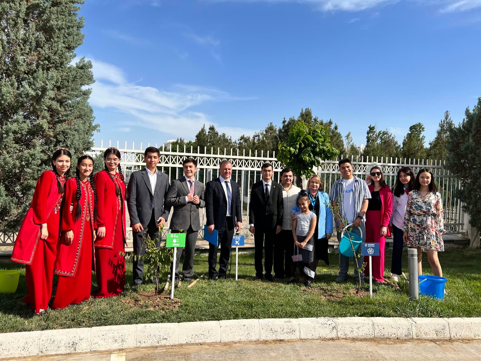 simvolicheskoj-posadkoj-derevev-otmetili-v-ashhabade-mezhdunarodnyj-den-zemli-molodye-posly-cur