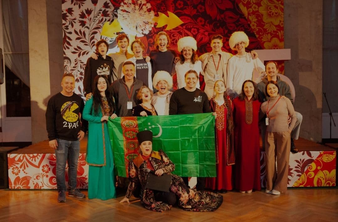 debyut-udalsya-i-zritel-v-karmane-rossijskie-kritiki-o-vystuplenii-turkmenskogo-teatra-artist-v-sankt-peterburge