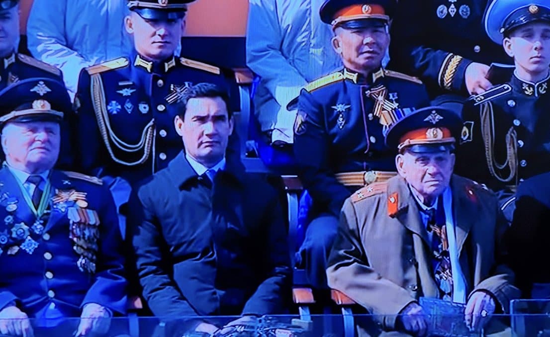 glava-turkmenistana-prinyal-uchastie-v-parade-i-vozlozhil-cvety-k-mogile-neizvestnogo-soldata