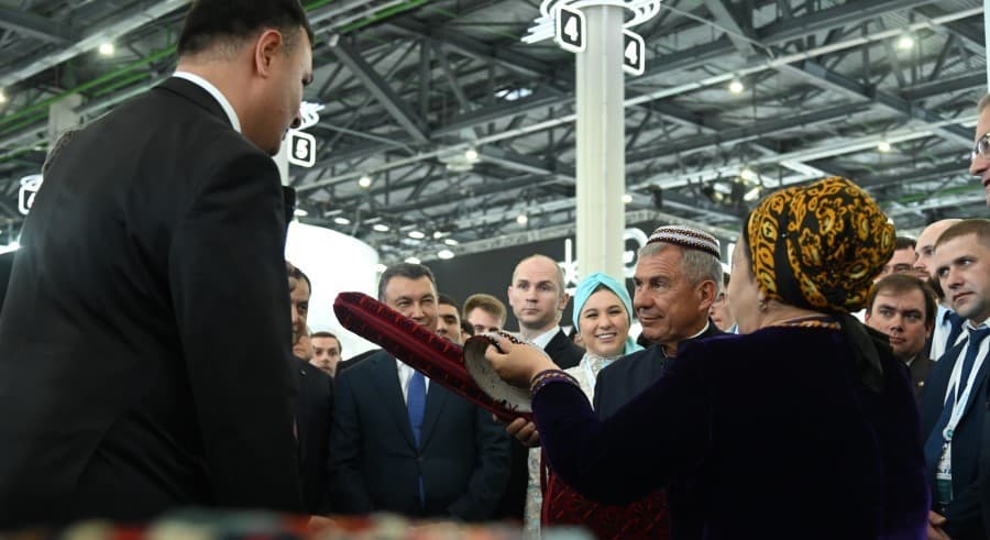 glave-tatarstana-i-vice-premeru-rf-podarili-suveniry-iz-turkmenskoj-kovrovoj-produkcii