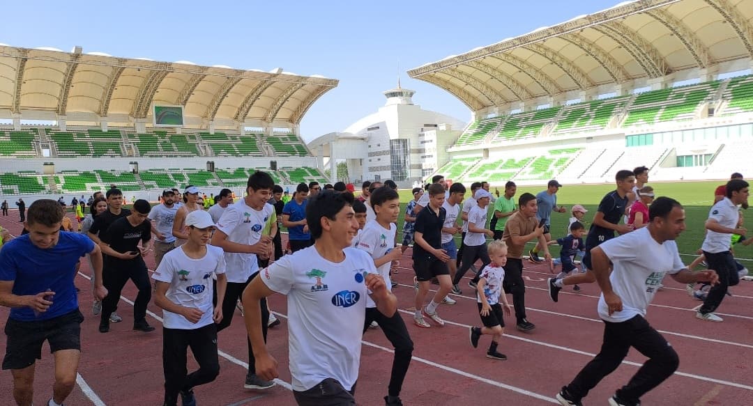 beg-za-zdorove-i-druzhbu-marafon-runylga-obedinil-zhitelej-ashhabada