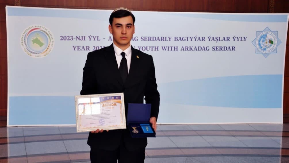 turkmenskij-student-udostoen-zvaniya-luchshij-student-sng