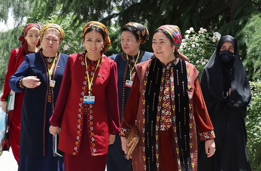 ogulgerek-berdimuhamedowa-eyranyn-prezidentinin-masgalasy-bilen-medeni-ynsanperwer-hyzmatdaslygy-ara-alyp-maslahatlasdy