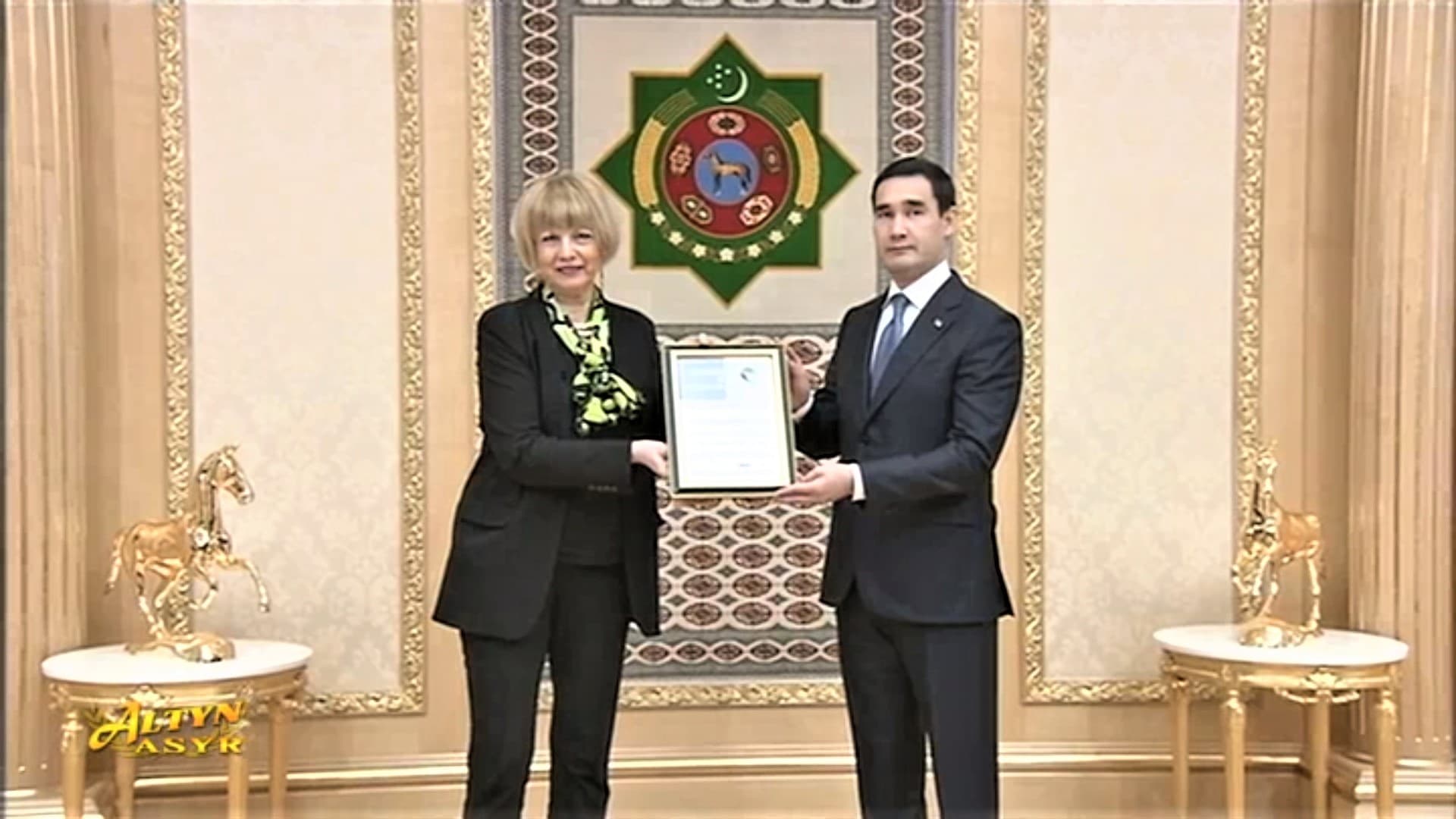 gensek-obse-vruchila-glave-turkmenistana-sertifikaty-o-gorode-arkadag-i-porte-turkmenbashi