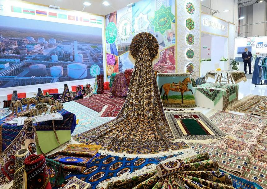 krasochnye-turkmenskie-kovry-novaya-model-lada-aura-solnechnye-i-atomnye-elektrostancii-v-sochi-otkrylas-vystavka-evraziya-nash-dom